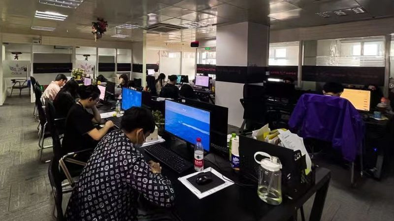 签订合同时，要仔细阅读合同条款，确保自身权益。重点关注以下方面：